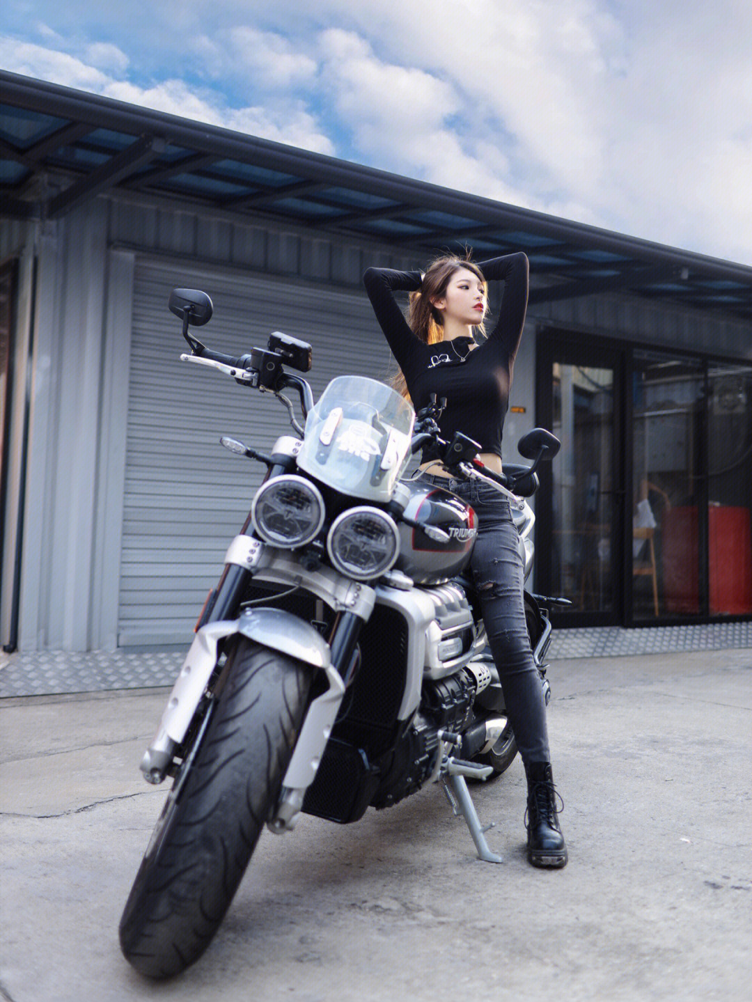 甜酷女孩运动风穿搭摩托车拍照氛围感好绝