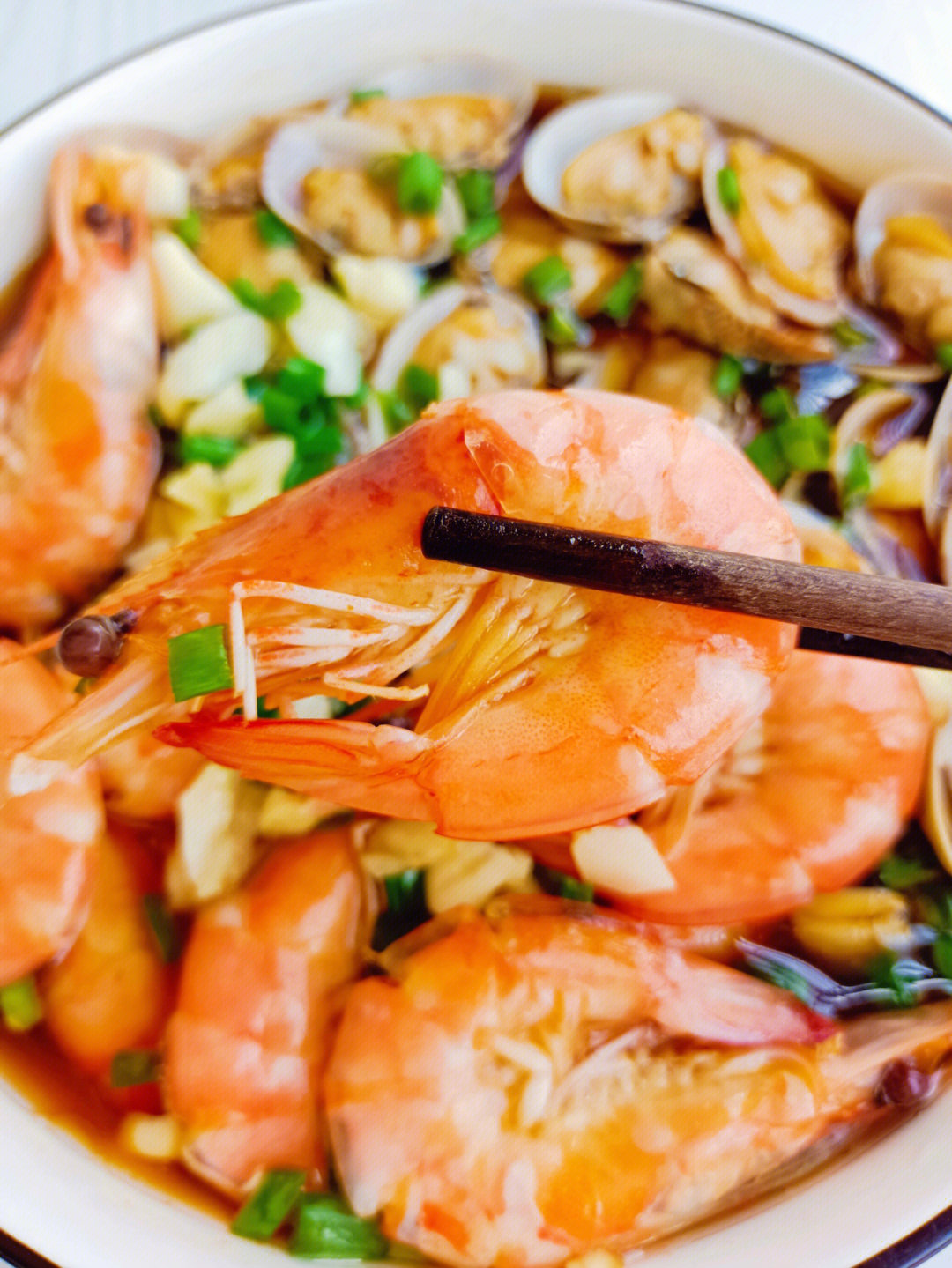 食材:鲜虾,花蛤,海鲜捞汁,大蒜,香葱做法:1