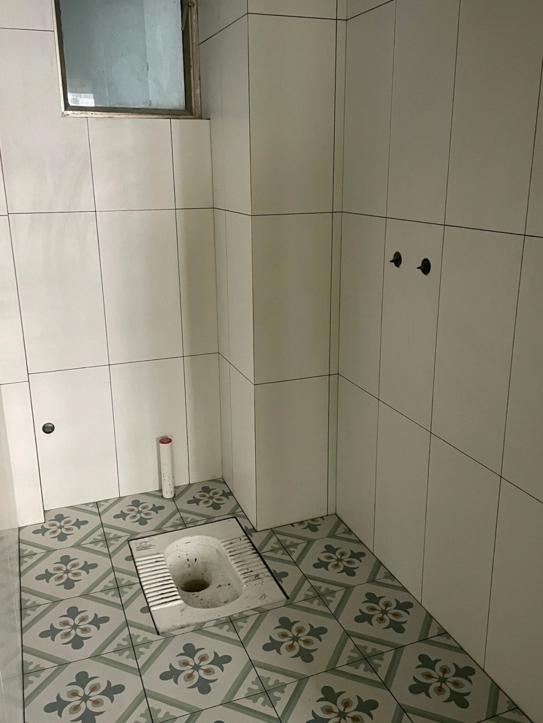 卫生间蹲便瓷砖贴法图片