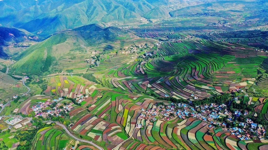 榆中县马坡乡多彩梯田丰景如画