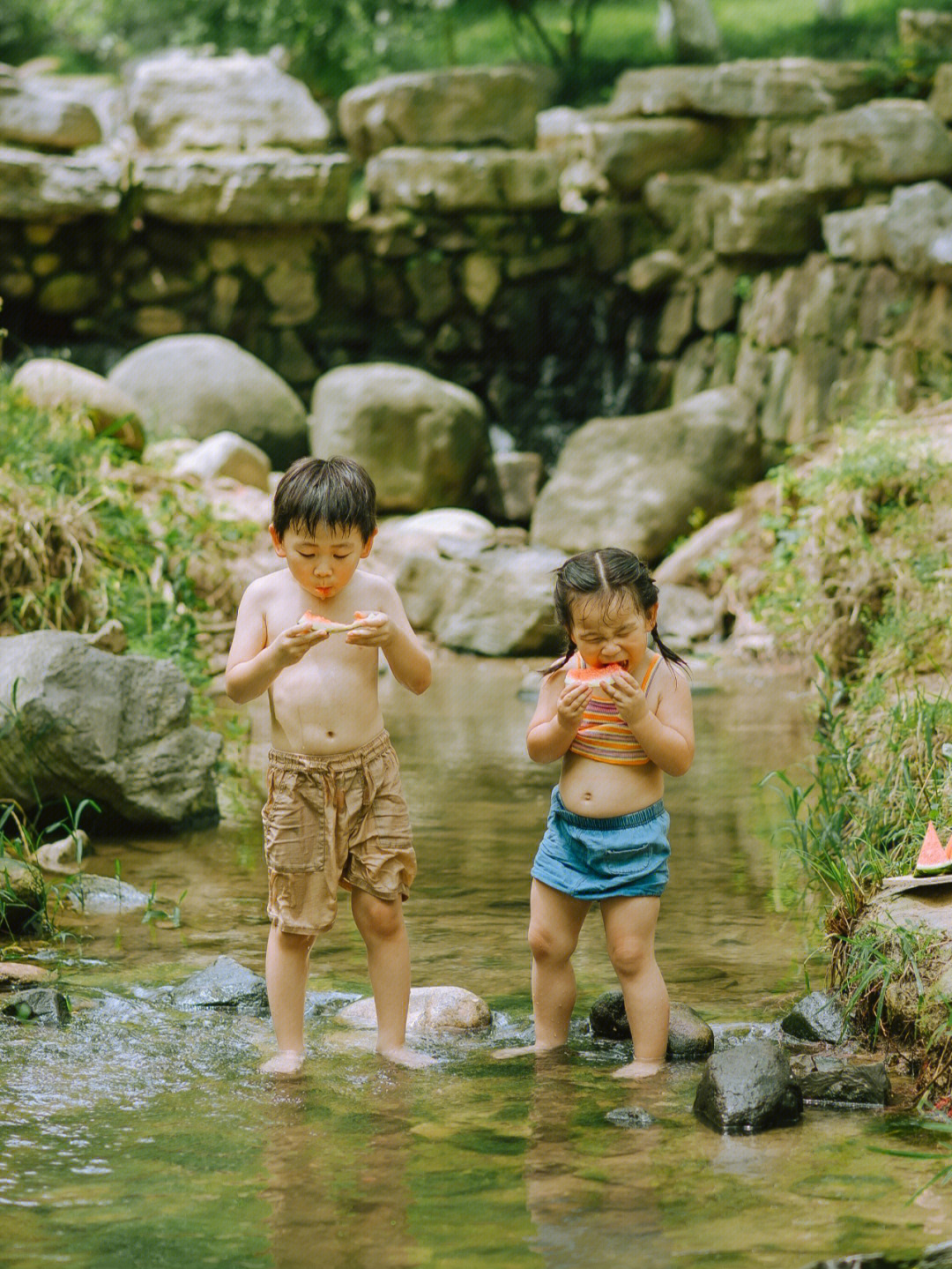 儿童戏水 小溪图片