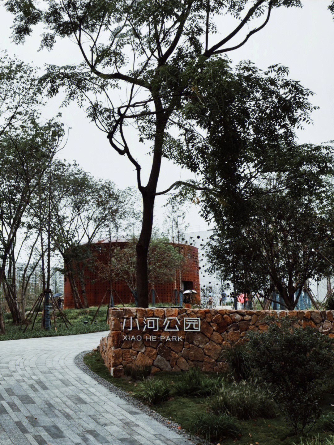 阴雨天的小河公园