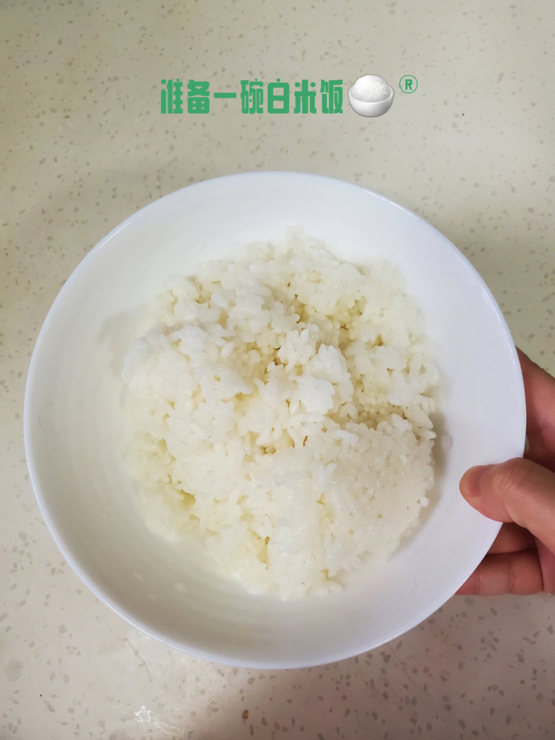 准备一碗白米饭982倒入2勺鲜酱油,搅拌均匀3