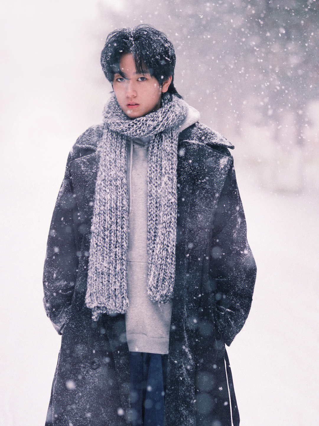 男生雪天拍照姿势图片