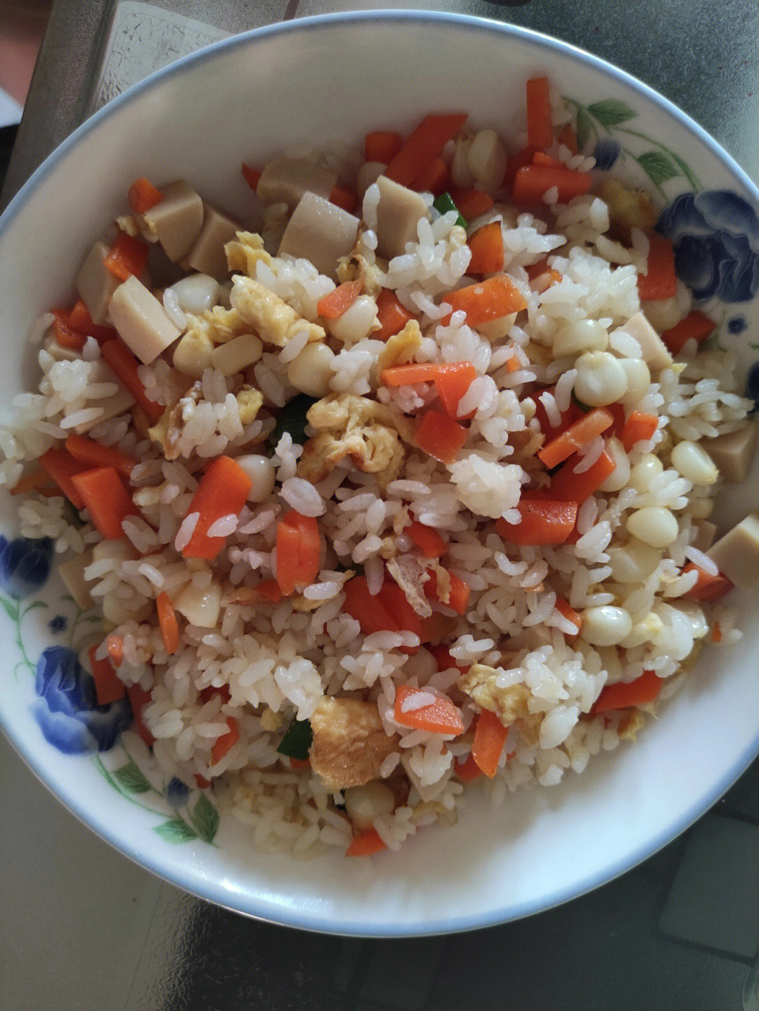 蒸熟的米饭,煮好的玉米剥成颗粒,鸡蛋打成蛋液,火腿切丁,胡萝卜切丝