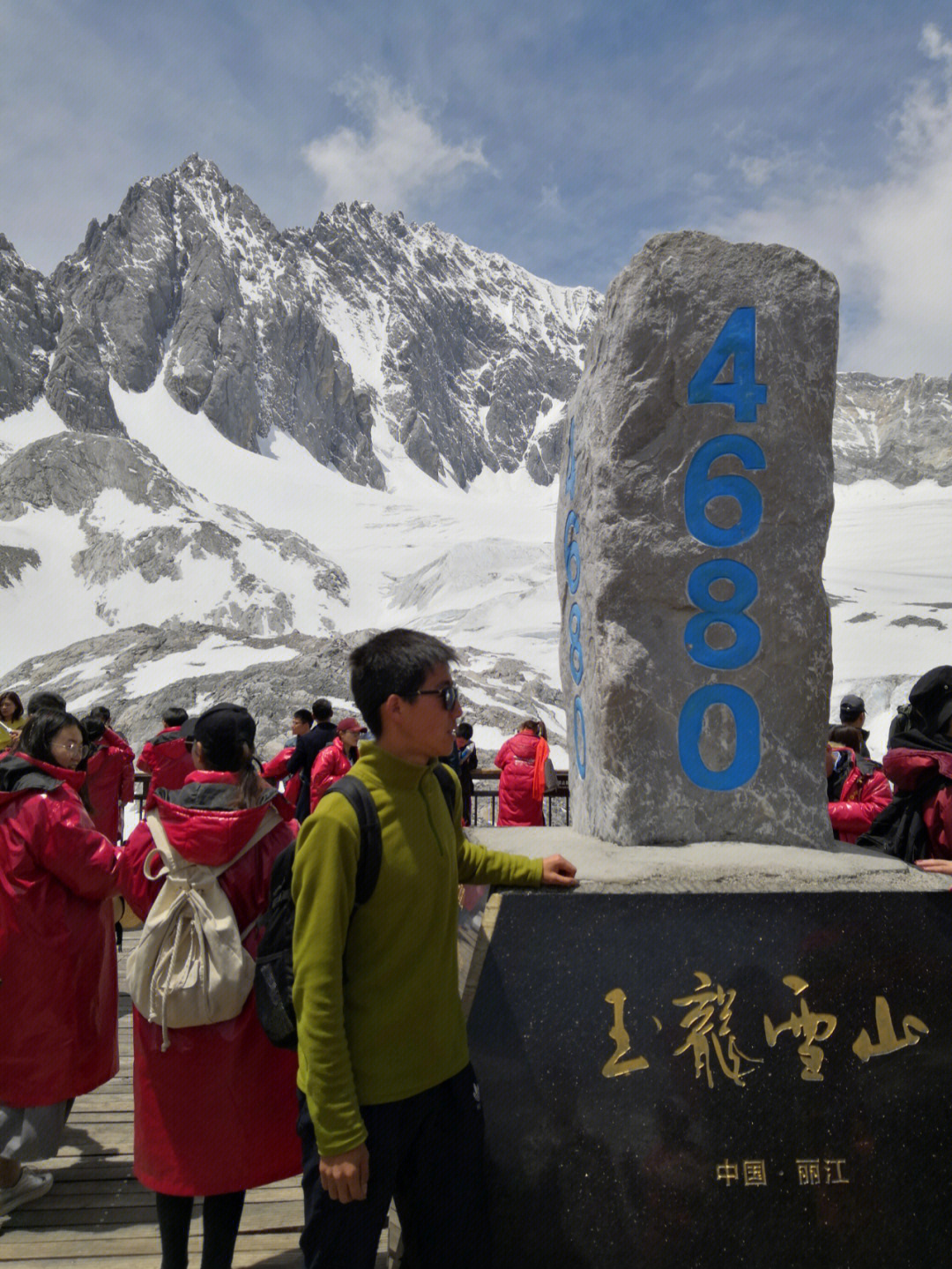 雪山八个石碑大门图片