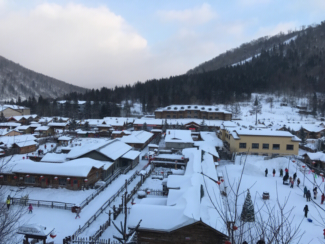 躺在冰天雪地的雪堆里,整个世界都洁白无瑕_亚布力滑雪旅游度假区攻略