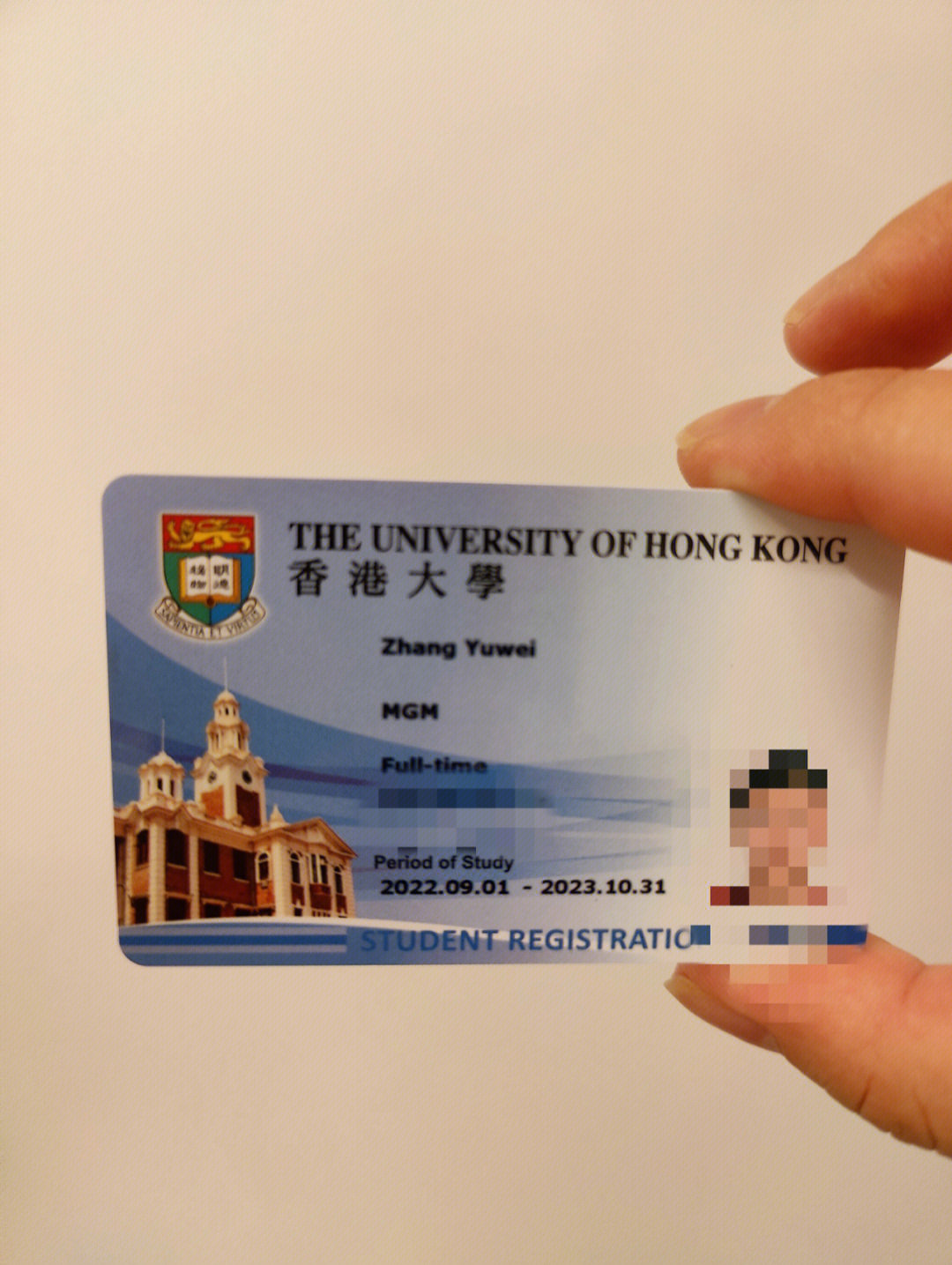 或者香港临时身份证,带一个就可以了2 打印那封让你去拿学生卡的邮件