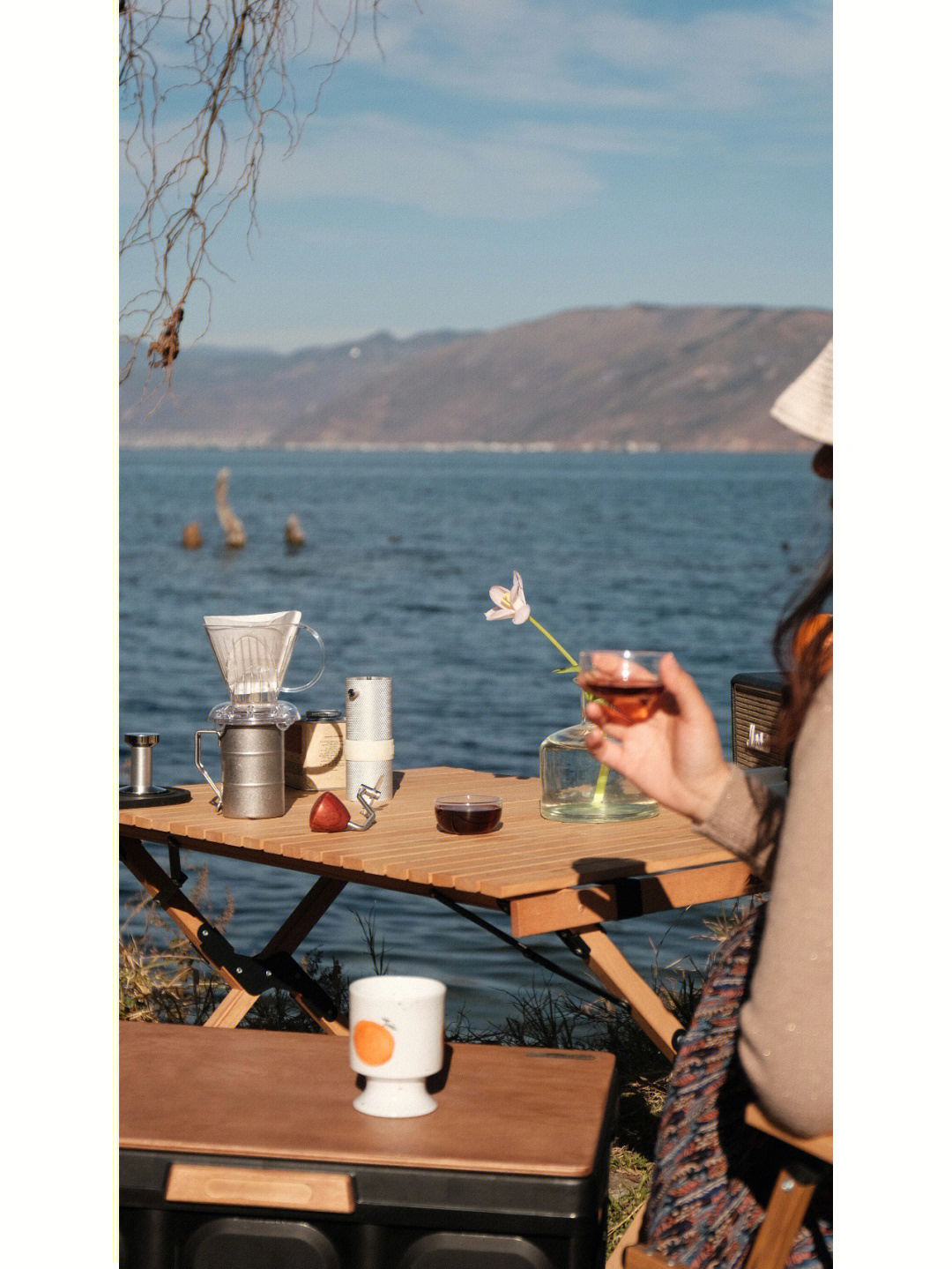 海边喝茶的女人图片图片