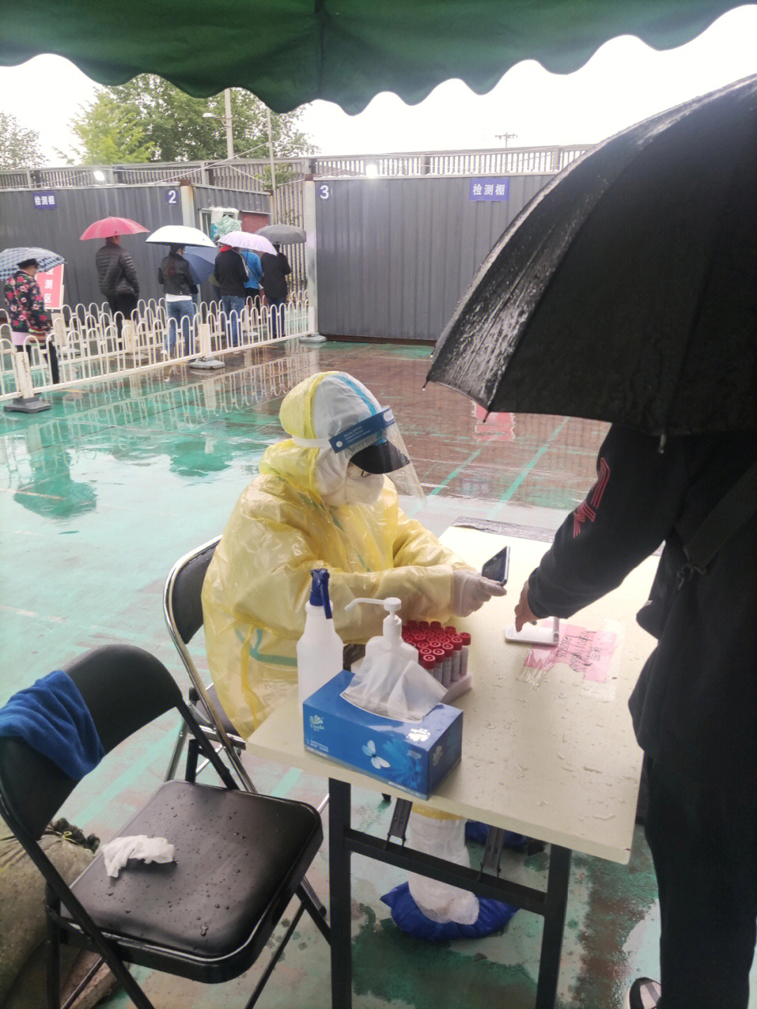 上海下雨做核酸图片图片