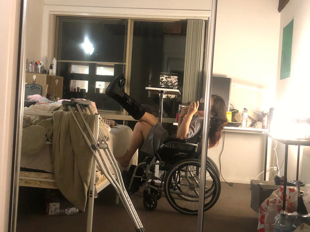 脚踝骨折术后制动期辅助移动工具2轮椅