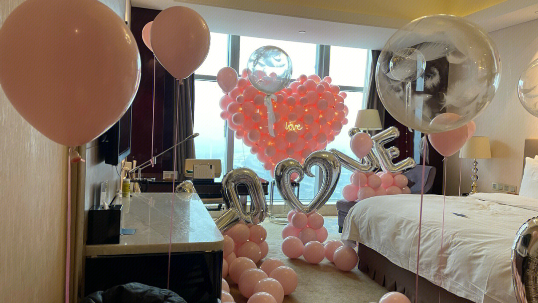 酒店客房房间惊喜浪漫粉嫩嫩气球布置爱心