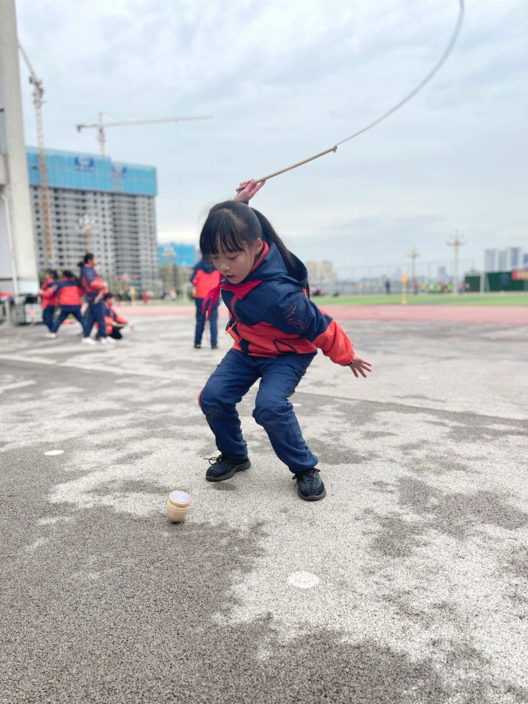 小孩打陀螺图片