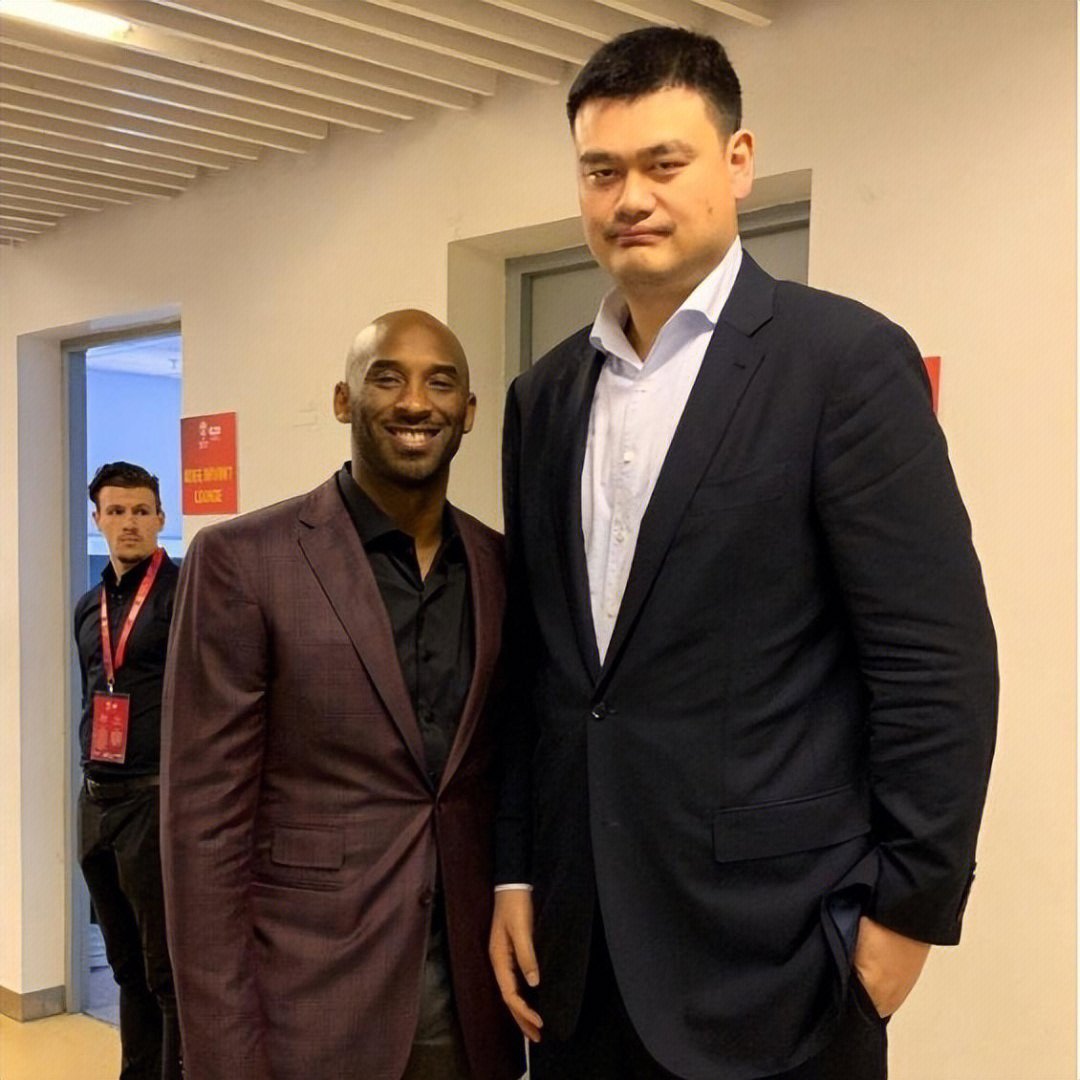 和姚明合影的nba球星詹姆斯像普通人