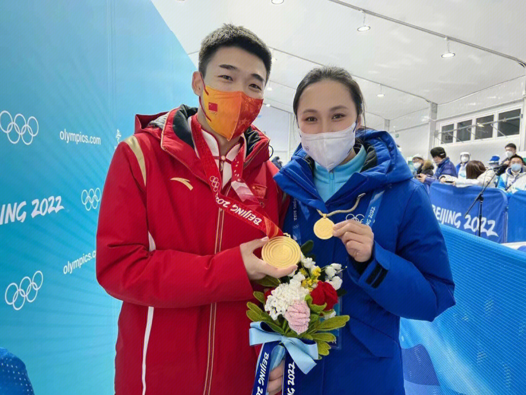 高亭宇夺冠后与张虹合影,两位冬奥冠军同框,含金量十足!