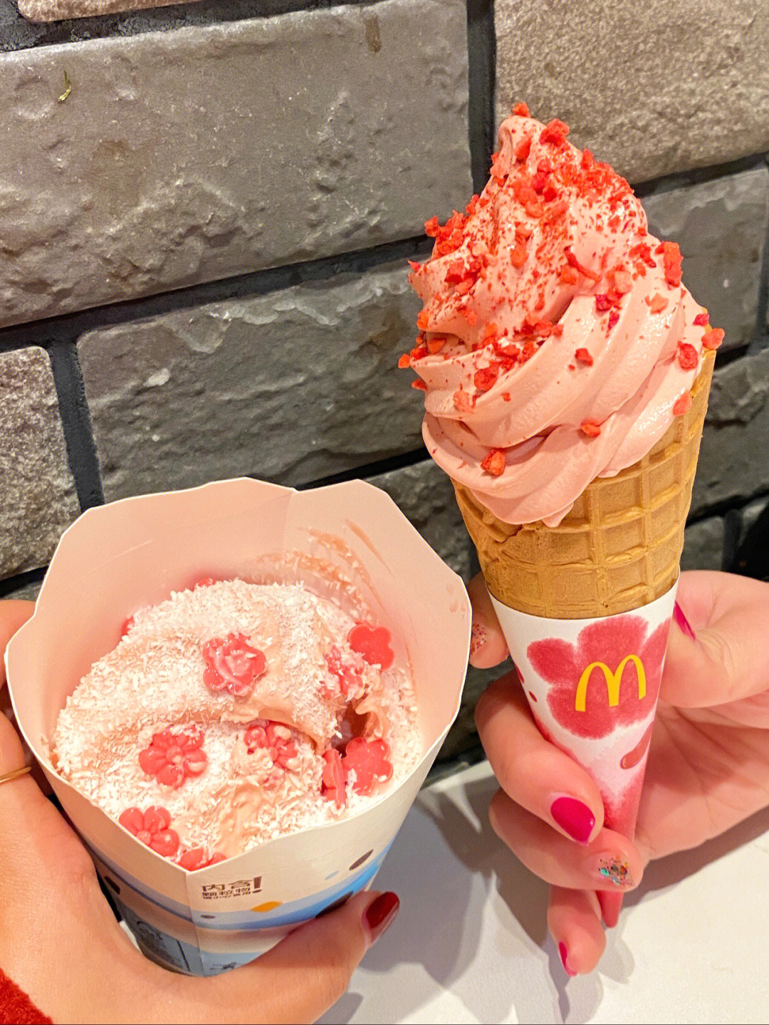 麦当劳红梅冰淇淋图片