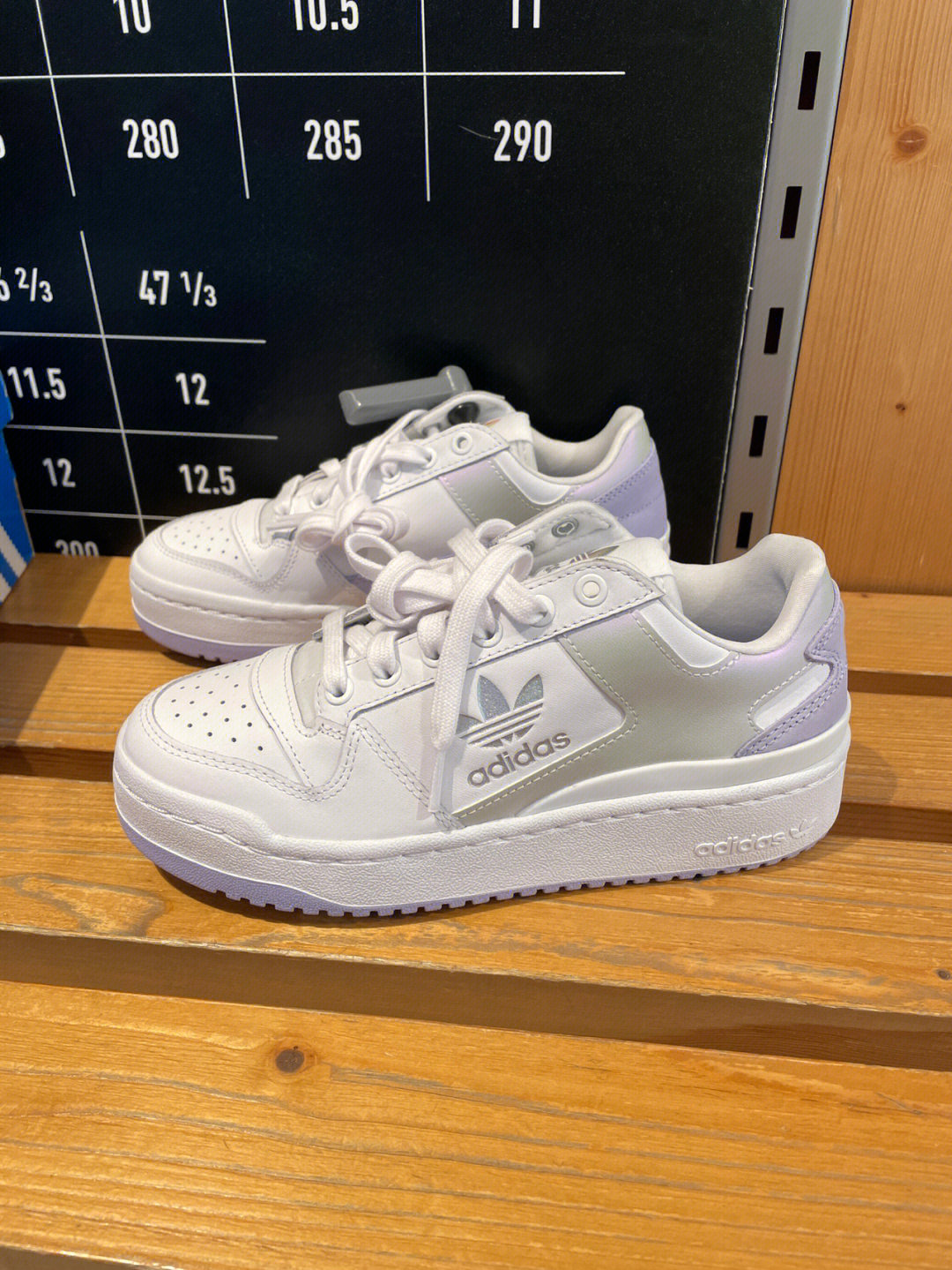 阿迪达斯adidas三叶草女款板鞋