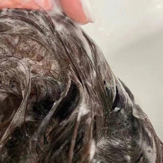 油污黏腻头屑,总结来讲呢,就是头皮根本没有清洁到位,所以想要头发不