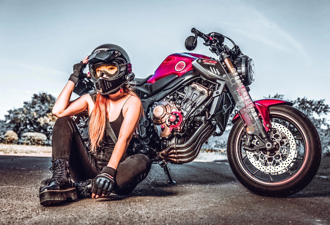 美女发动摩托车32图片