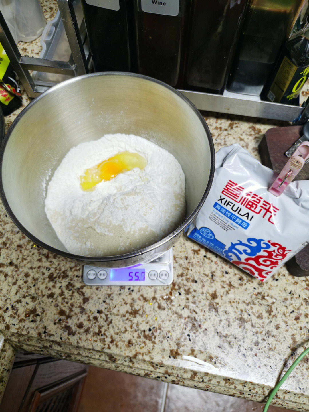 300克普通面粉 一颗鸡蛋 4克酵母粉 130ml牛奶 2克盐 3克糖搅拌成一个