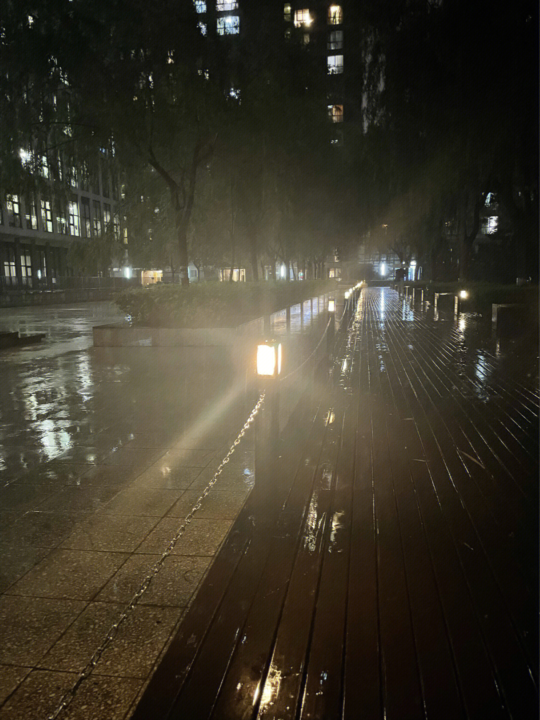 小区雨夜