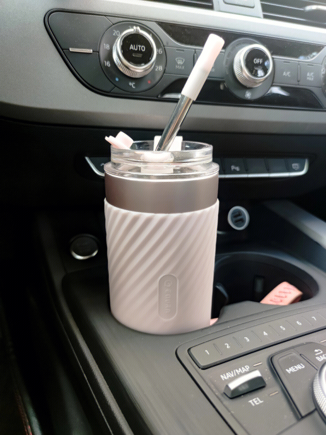 和我的粉色钥匙包也是正好凑成对啦今天出门带了冰橙汁路上开车2小时