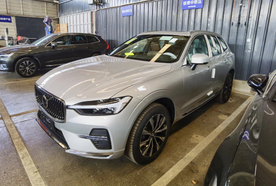 沃尔沃xc60 2023款b5智远豪华版 晨光银