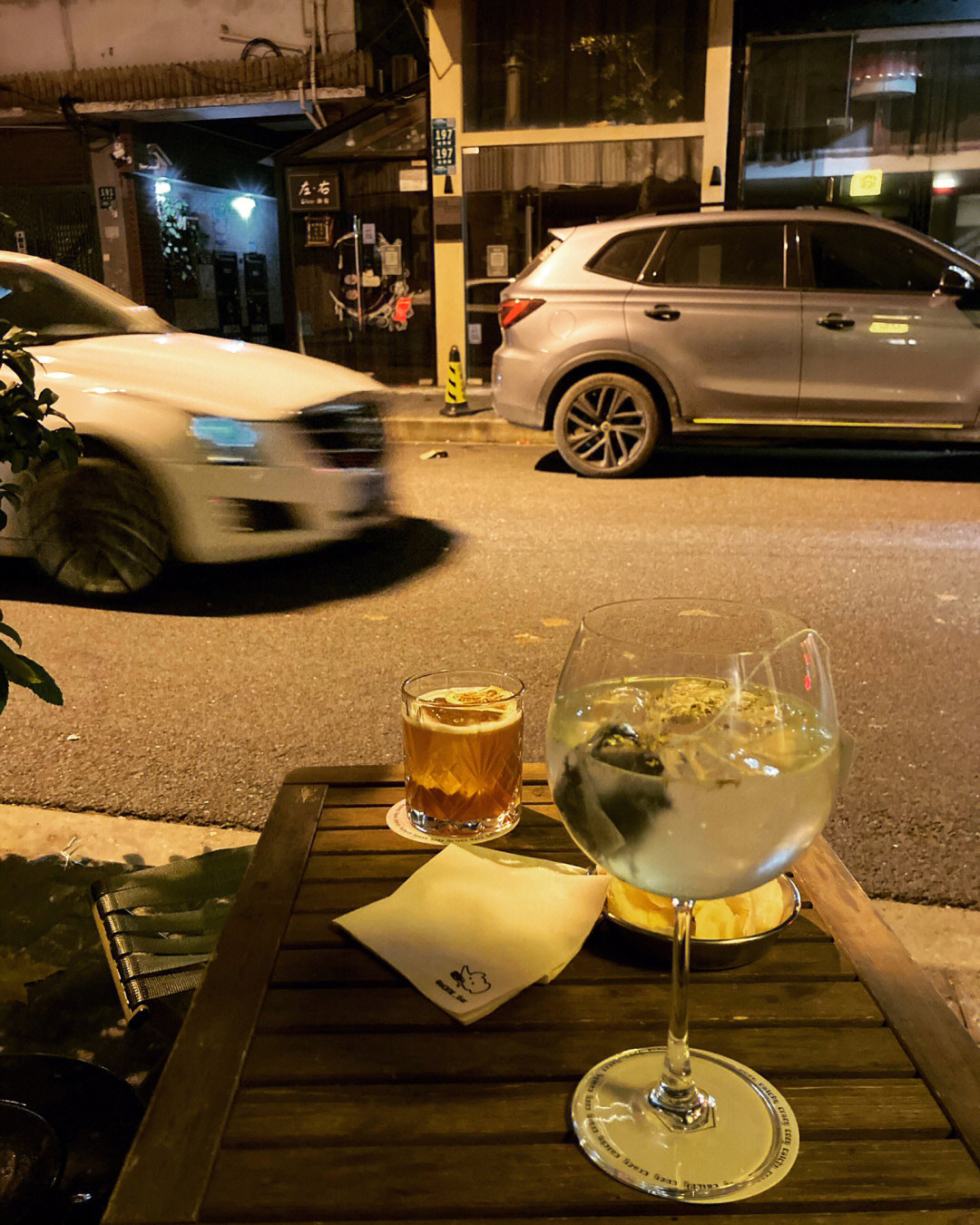 一个在马路喝酒的图片图片