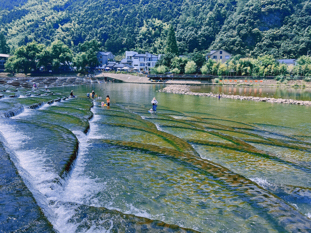 富阳龙鳞坝夏日戏水