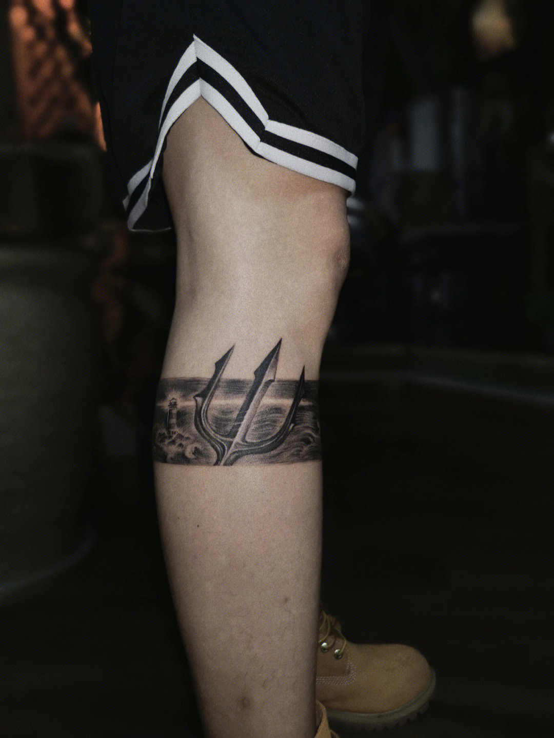 男生大腿纹身图案圆环图片