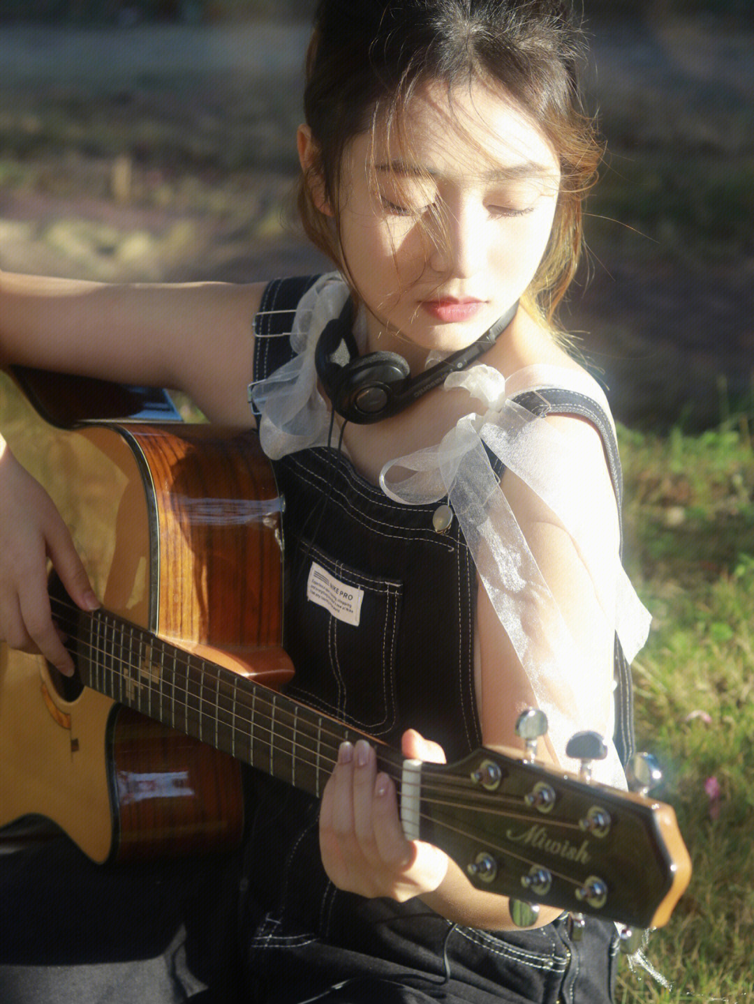 弹吉他的女生很迷人图片