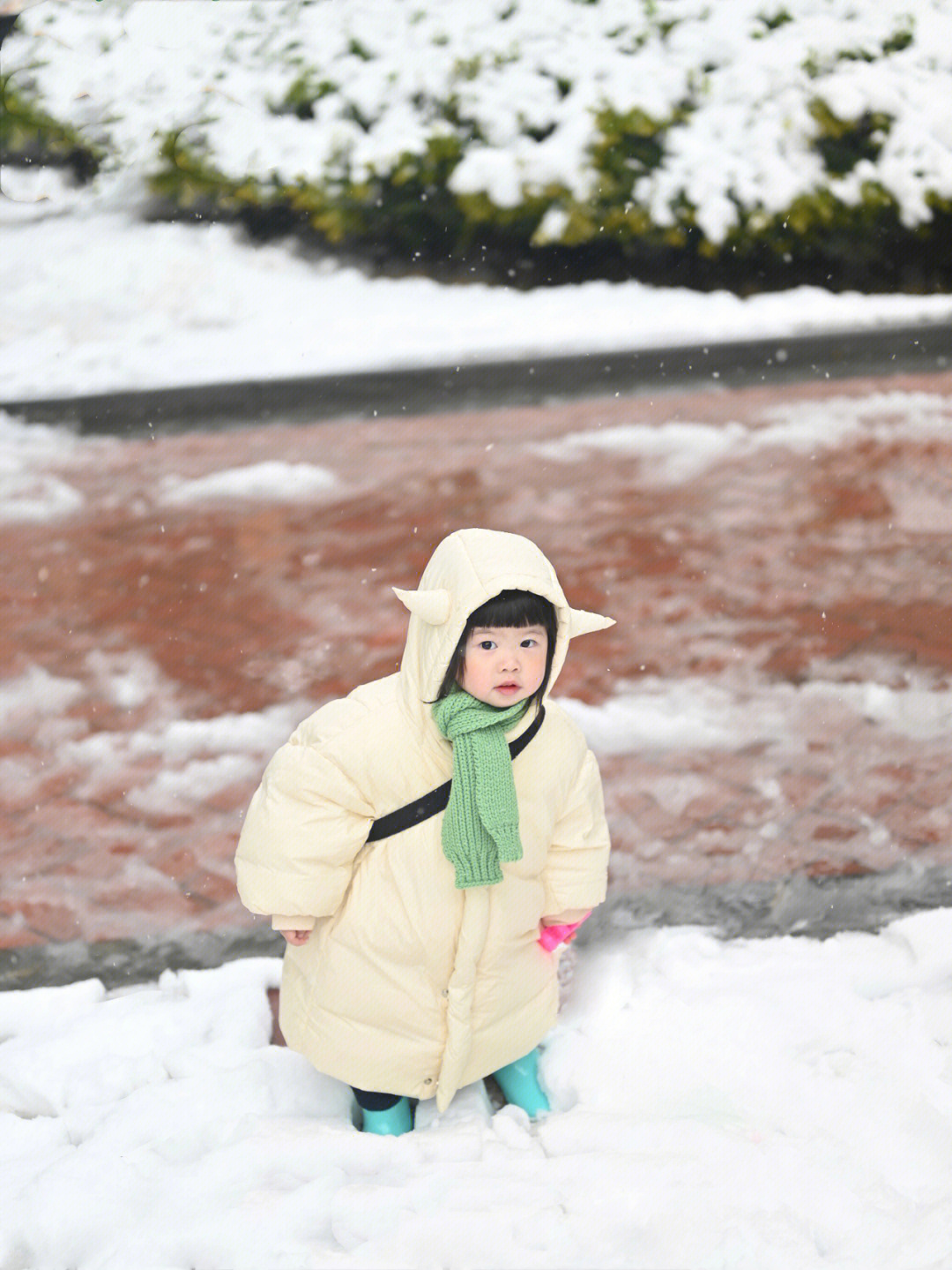 和好朋友约着下楼玩雪漂亮姨提前准备好的雨靴穿着下楼玩雪啦 开心两