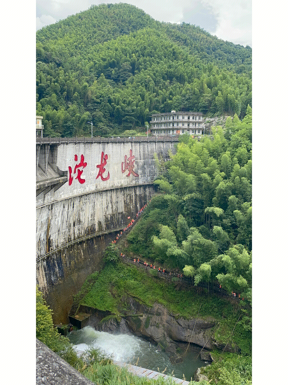 岳阳平江沱龙峡漂流图片