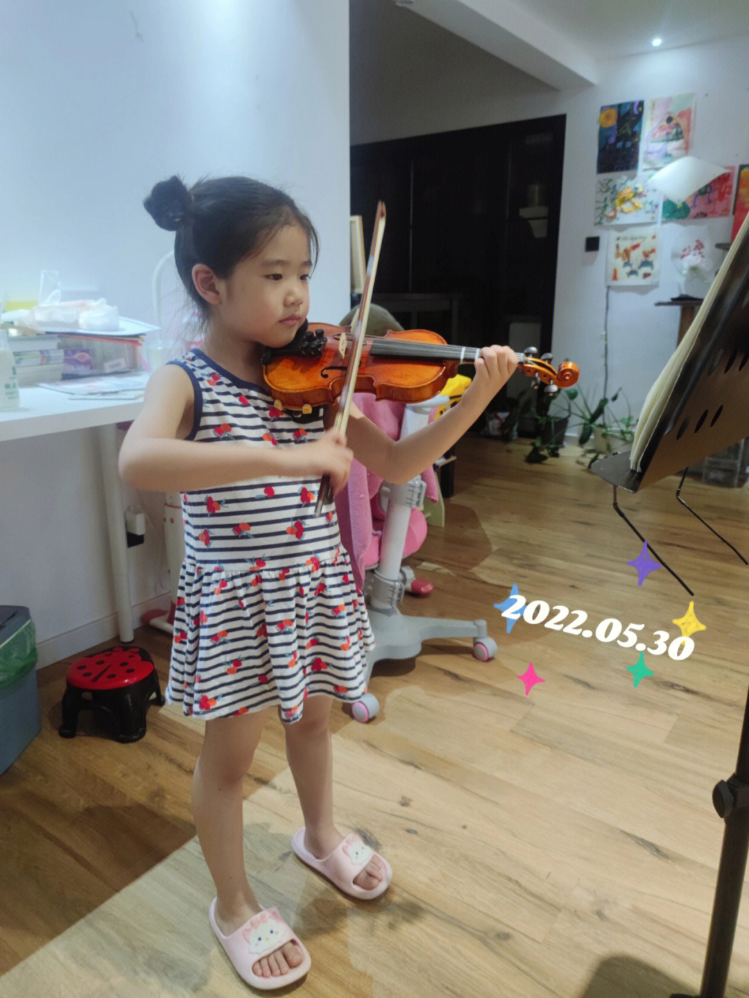 练小提琴的小姑娘