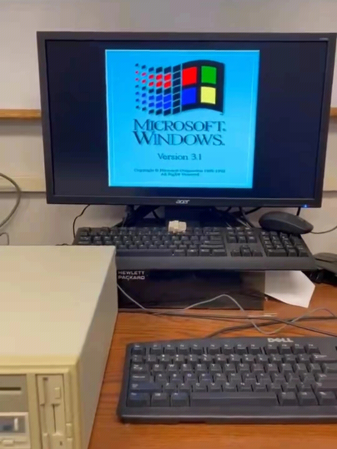 大概发布于1992年后不久,操作系统是微软在1992年4月发布的windows