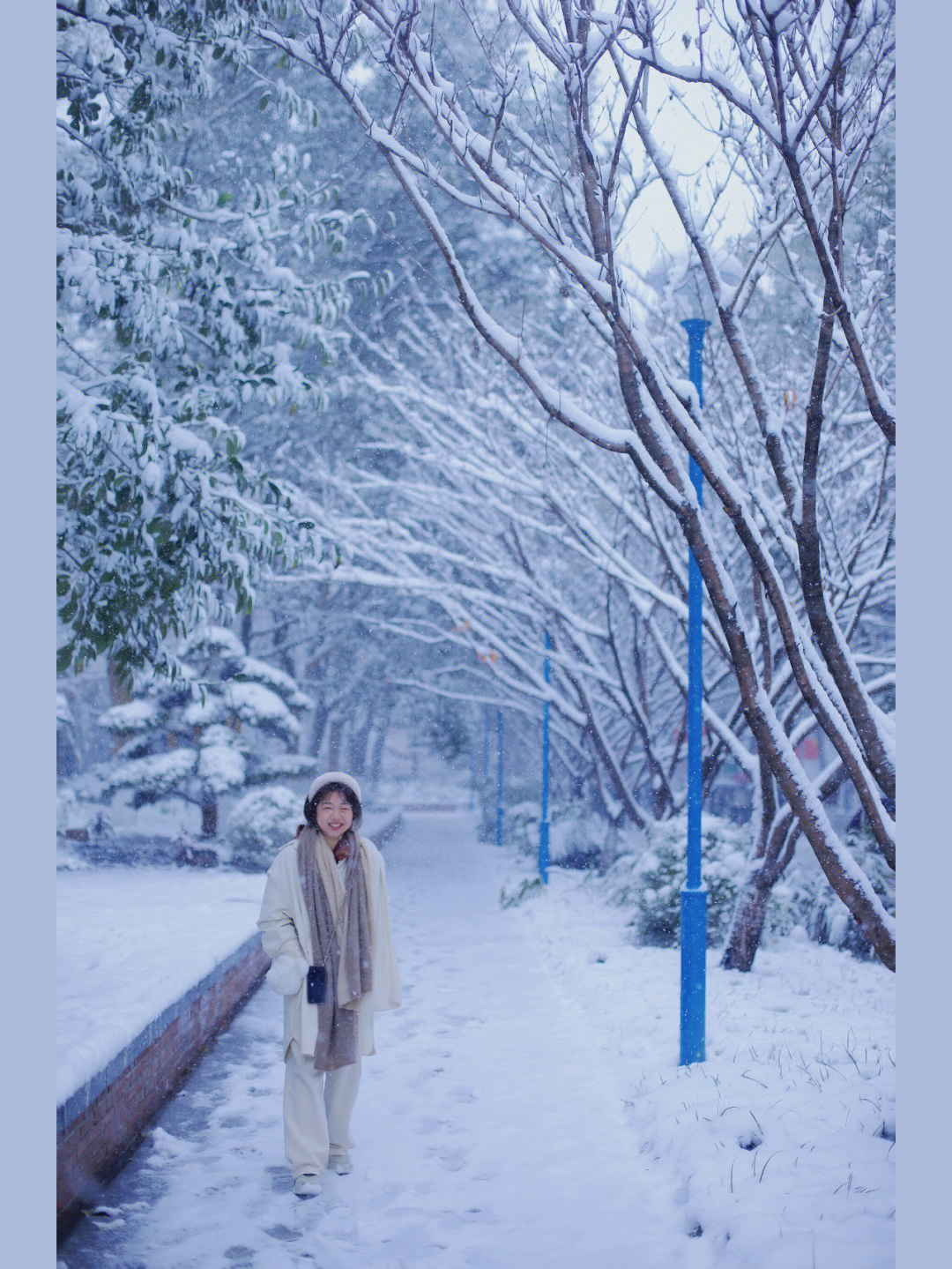 雪景不如人美图片