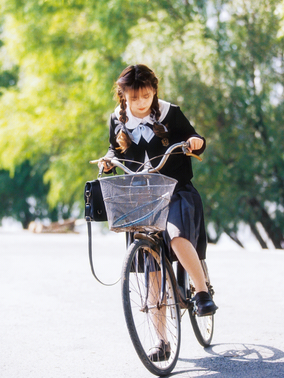 又拍了我最爱的制服写真,秋日的街边推着自行车的女孩,日剧氛围感拉满