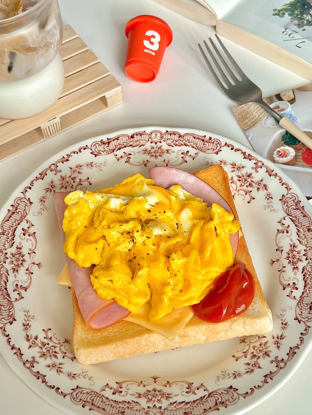 morning7715今日早餐食材:吐司 芝士片 火腿 鸡蛋 黄油 番茄酱