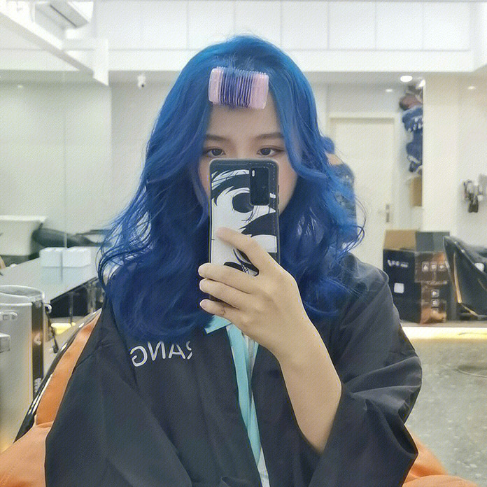 (本 来想染仙仙的那种偏浅的蓝色,但是我头发可能经不起漂那么浅,而且