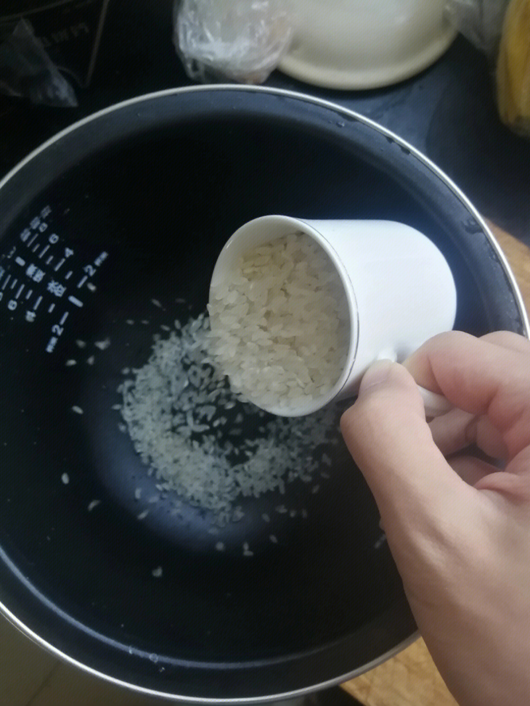 其实很简单:一杯大米一杯水,水米比例一比一,然后放进电饭锅怎么样?