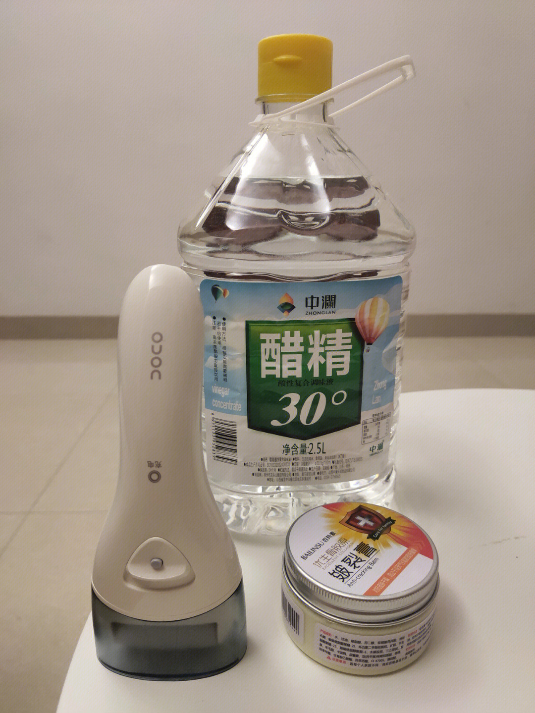 第一步:1升的水兑100毫升醋精用来泡脚杀菌(去脚气软化角质)第二步