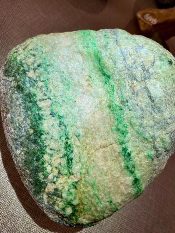 巨矿翡翠原石阿易图片