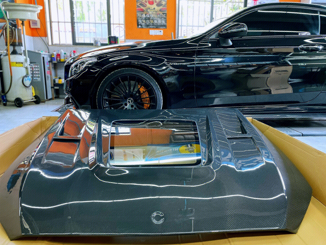 梅赛德斯奔驰c63s:imp碳纤维透明机盖,搭载fuyao03福耀防爆玻璃