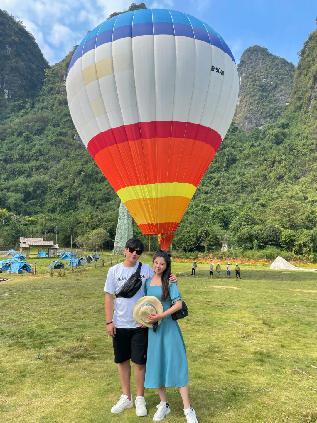 桂林热气球升空在高处看喀斯特地貌