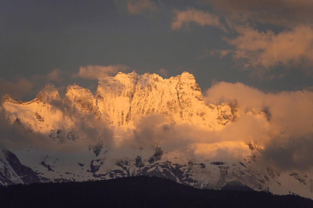 来梅里雪山邂逅一次日照金山吧