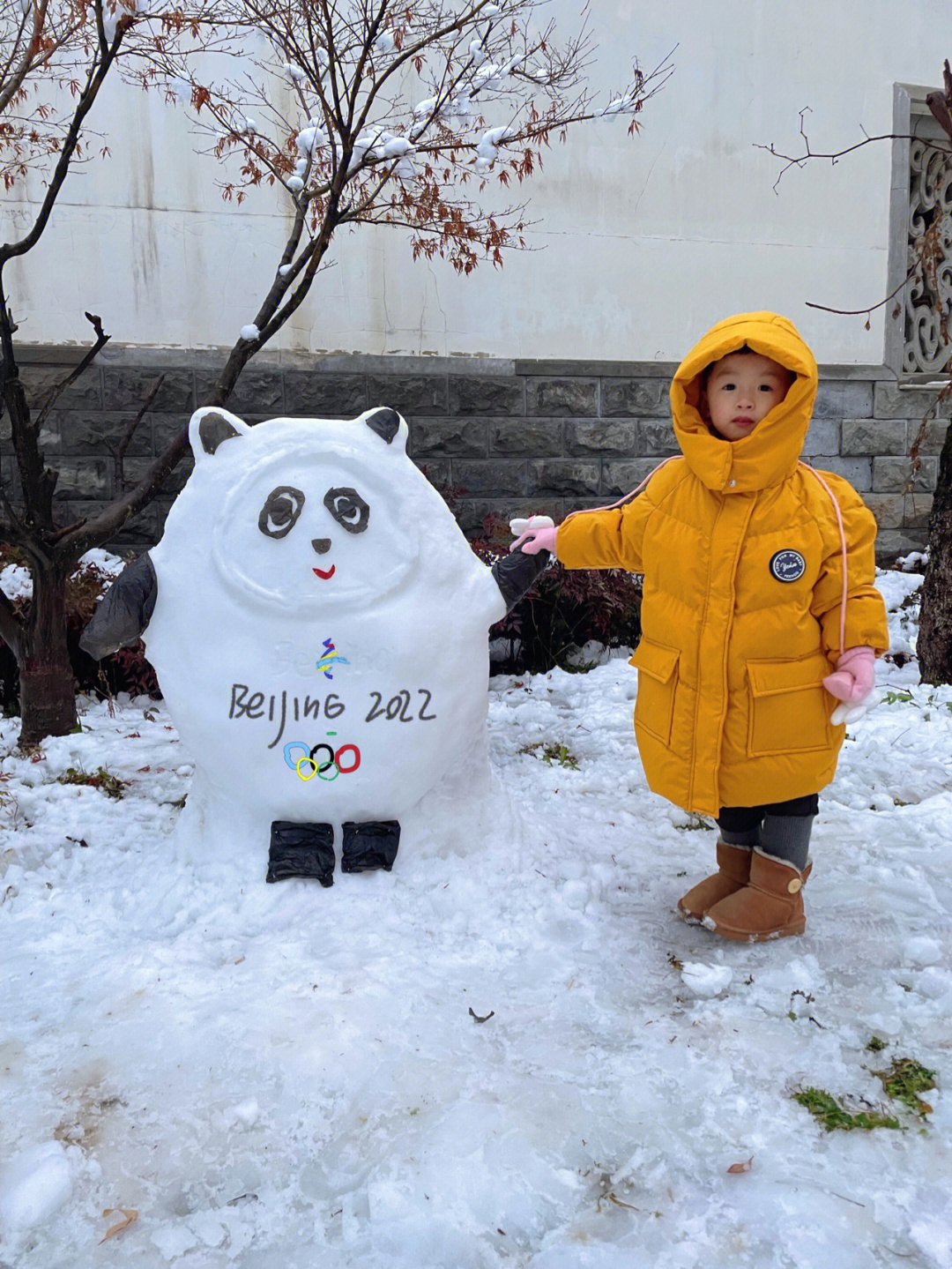 雪堆冰墩墩图片