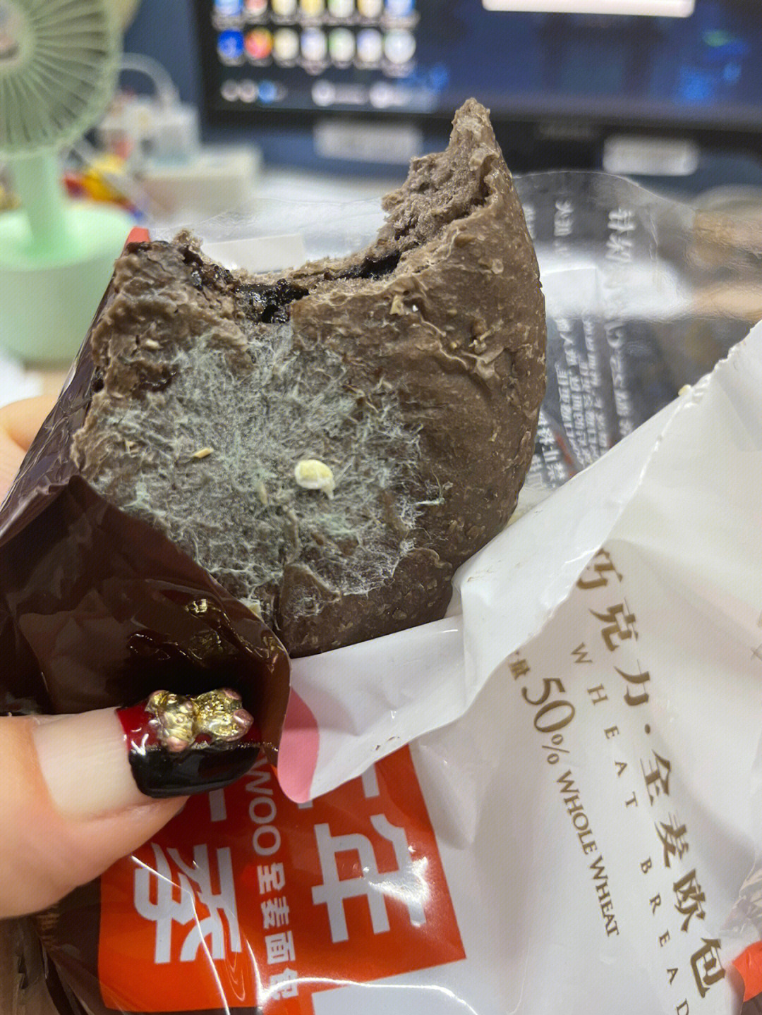 我在直播间买的巧克力欧包,5月25日早上吃到一半发现发霉了,又看了一