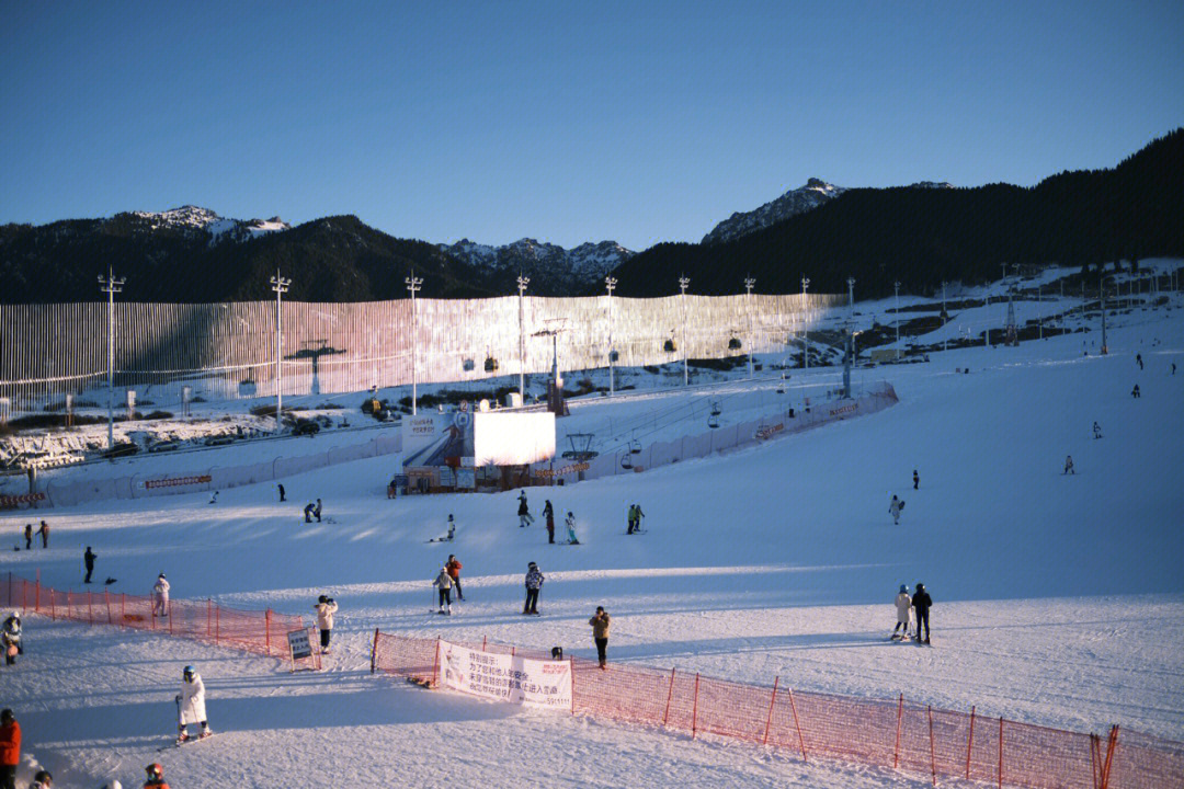 新疆龙山滑雪场图片