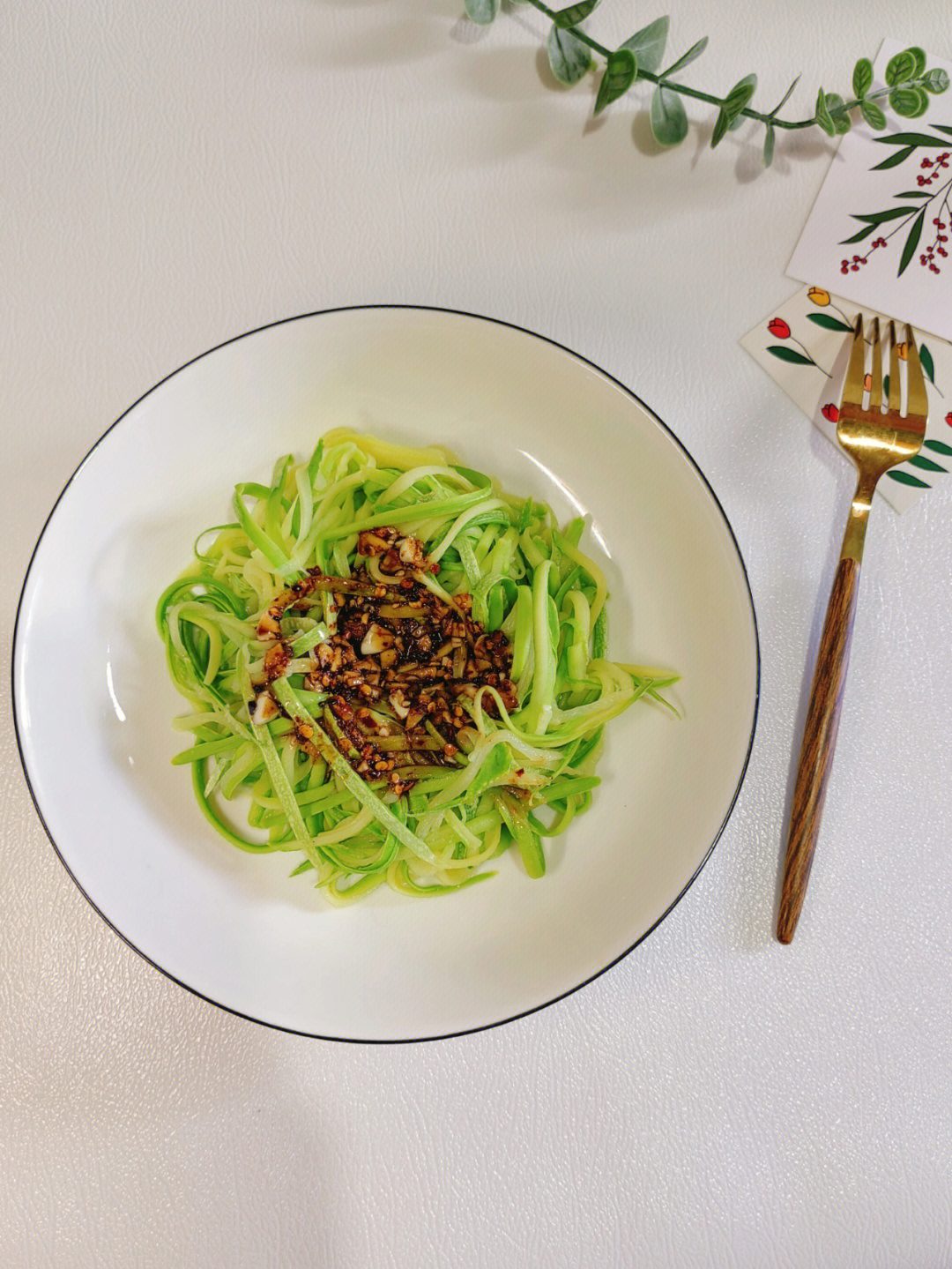 喜欢吃面食的我发现了一款可以代面的蔬菜拌面,其实就是西葫芦擦成丝