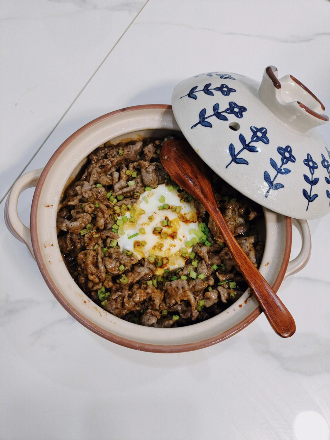 窝蛋牛肉煲仔饭